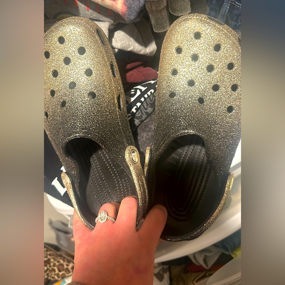 BASICALLY NEW OMBRÉ GLITTER CROCS